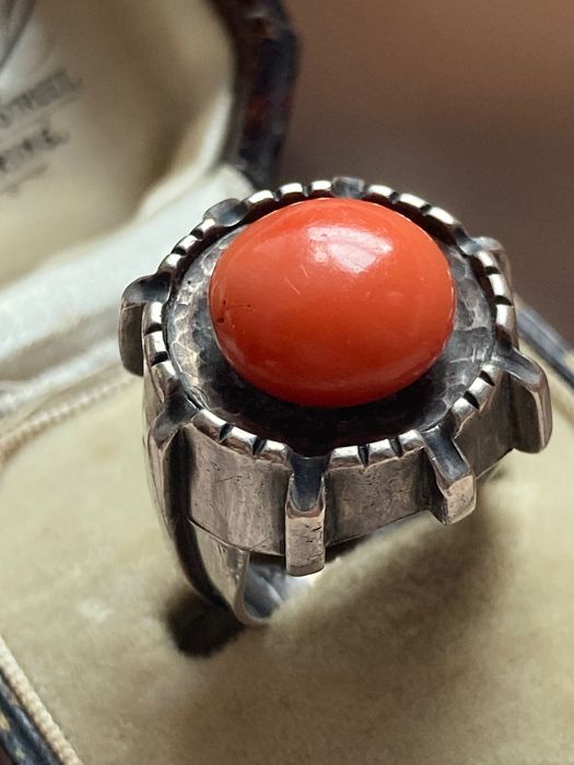 Stary duży srebrny pierścionek z koralem