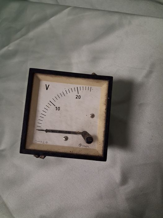 Voltímetro antigo
