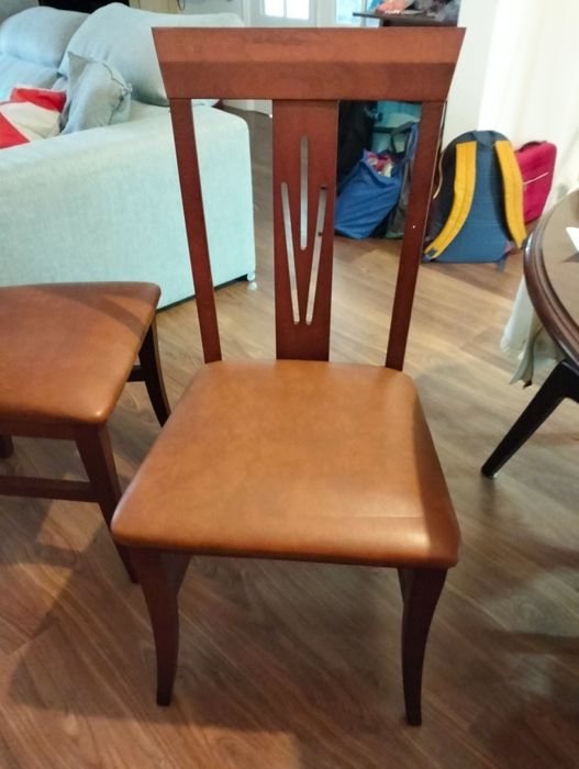 4 Cadeiras de madeira novas