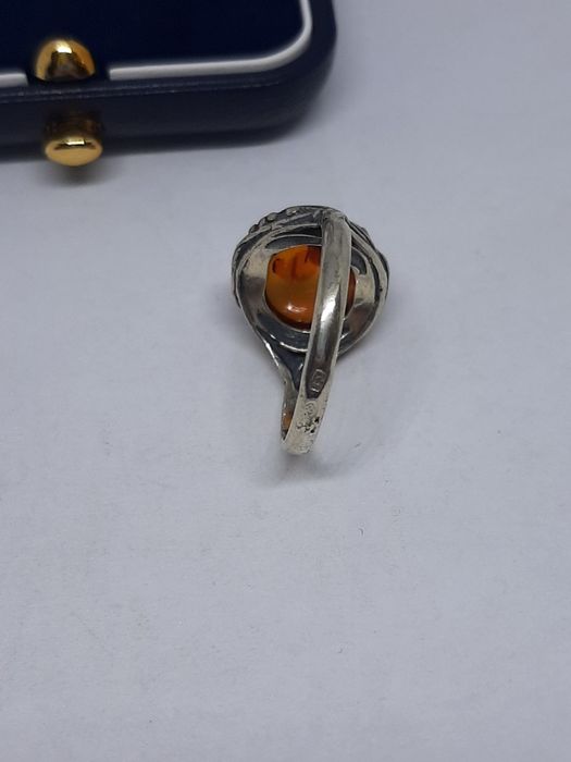 Unikatowy pierścionek ze srebra, srebro 925 z bursztynem