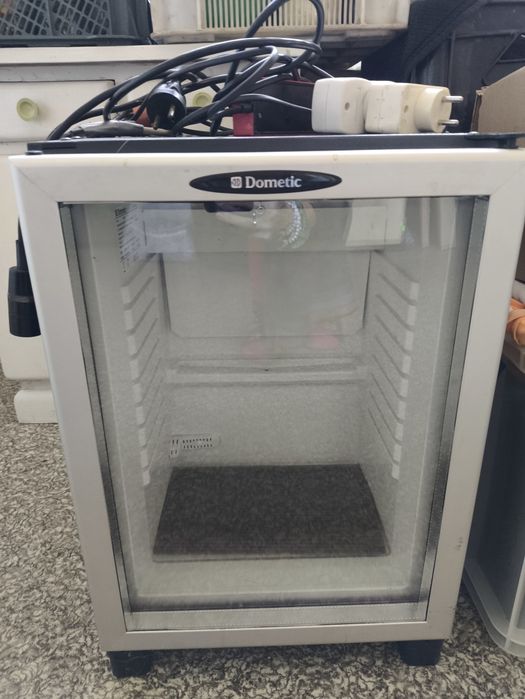 Mała lodówka z witryną