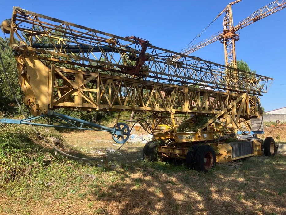 •	Grua Automontante Potain 215B