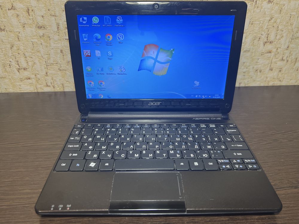 Нетбук Acer Aspire One D270 у гарному стані ( +зарядка +чохол)