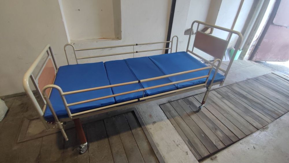 медичне ліжко з механізмом для лежачого