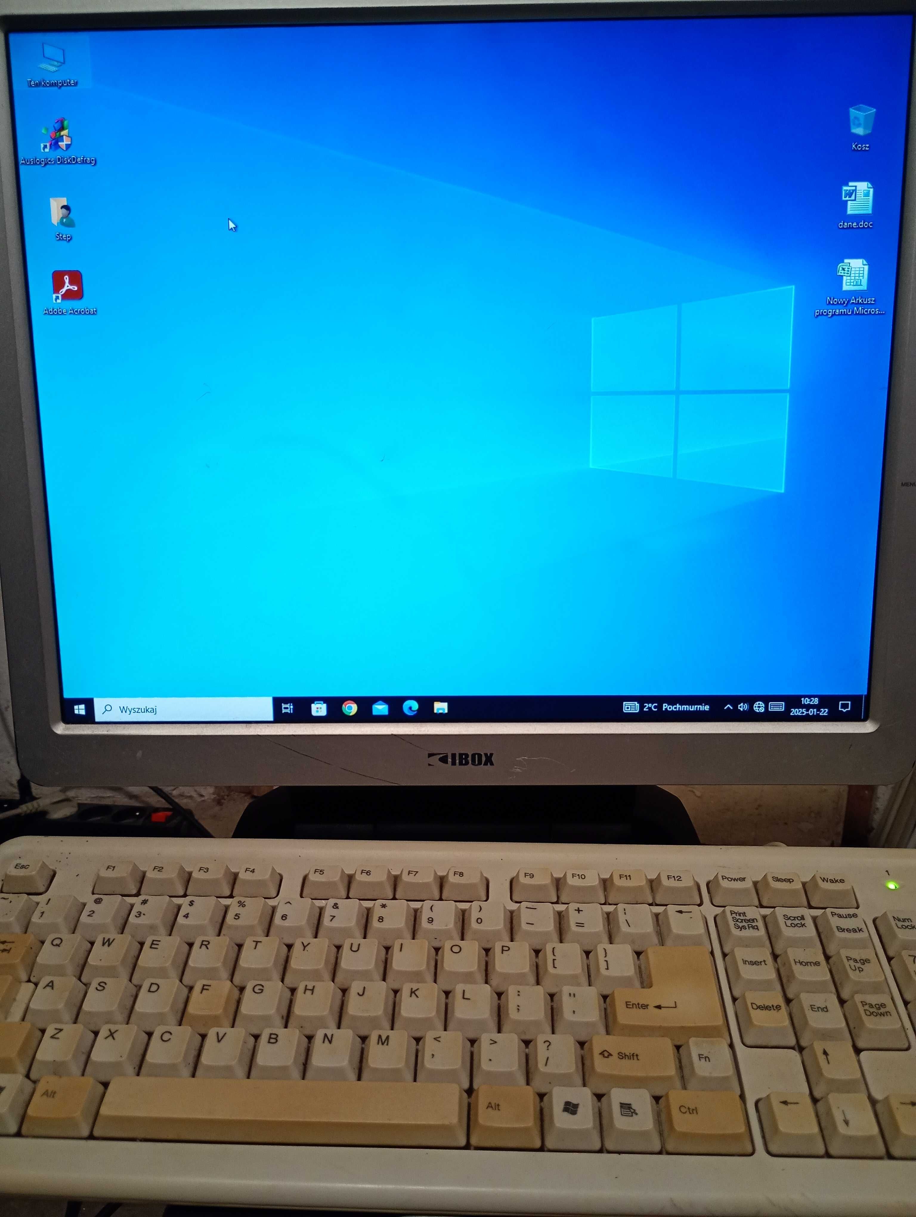 Komputer z systemem monitorem  sprawny