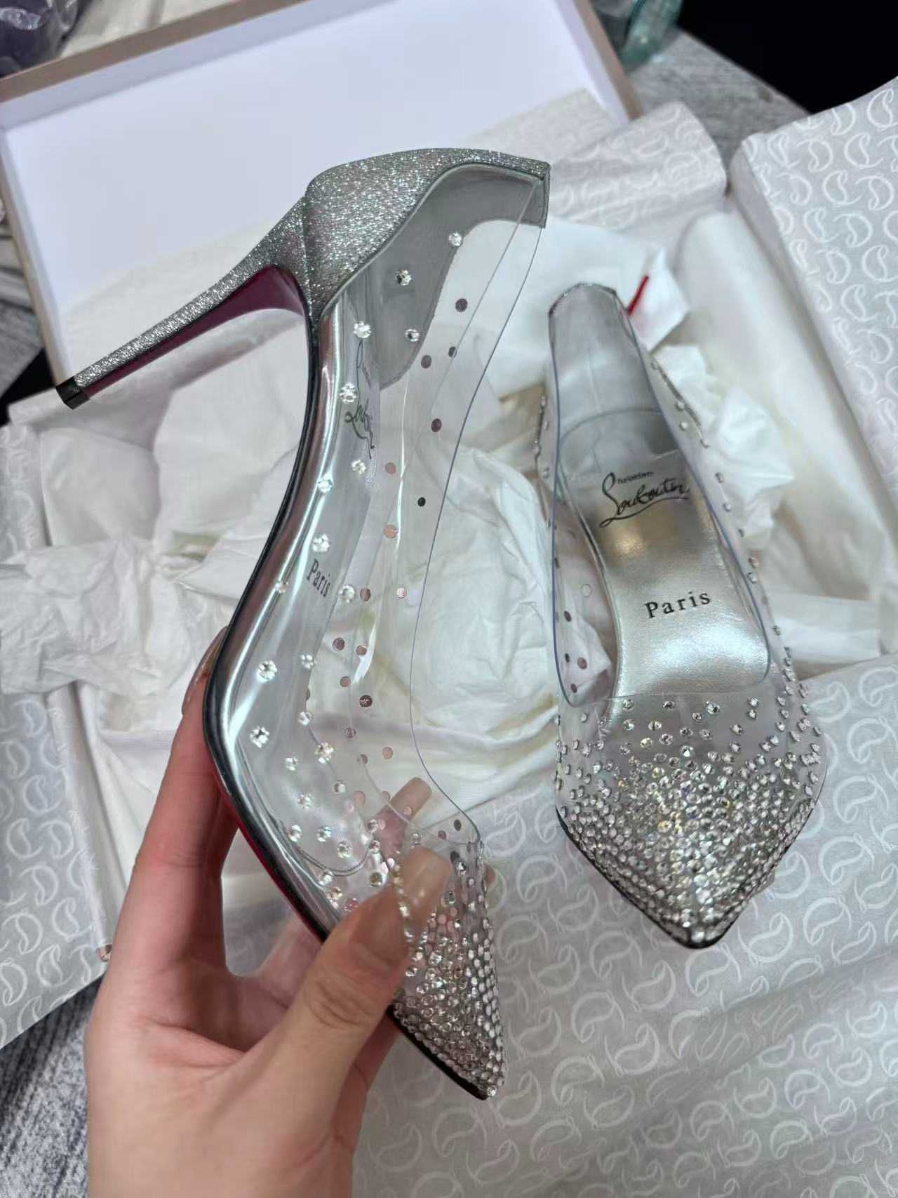 Christian Louboutin (CL), sapatos de salto alto novos em folha