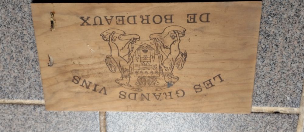 Várias caixas em madeira de vinhos em bom estado sem tampa.