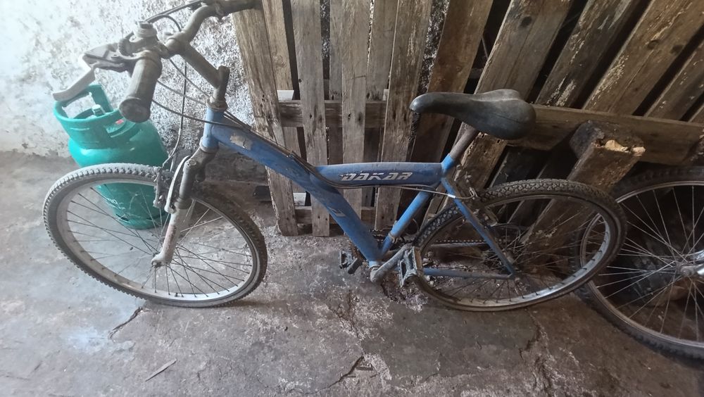 Bicicletas velhas e rodas para venda