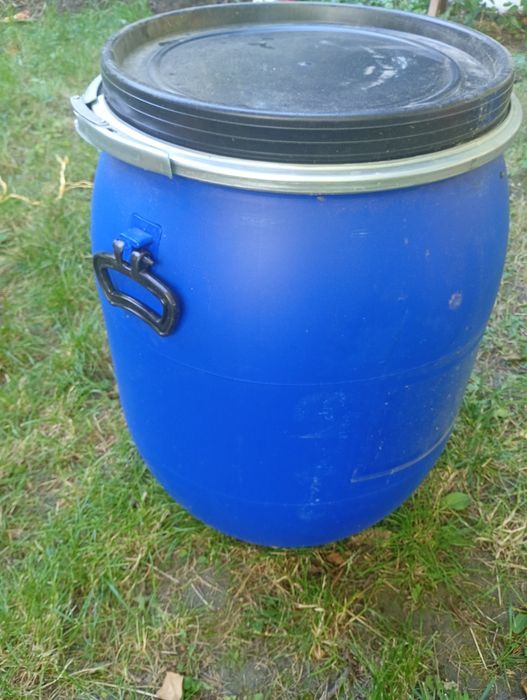 Beczki plastikowe pojemniki na kapustę ogorki ziarno miód deszczówkę