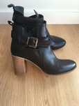 Botins Casual Atittude em pele, com aberturas laterais. Tamanho 36