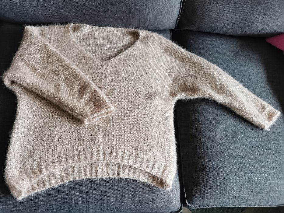 Moherowy nowy sweter w serek, piękny