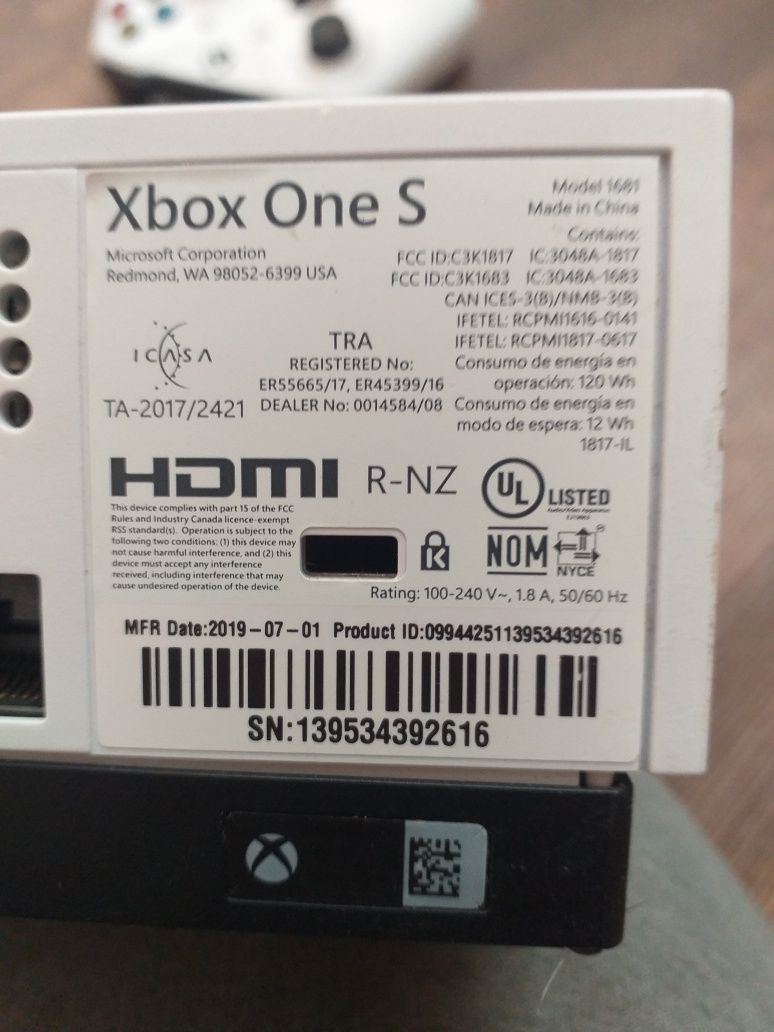 Продам консоль XBOX 1 S на 1 трбайт