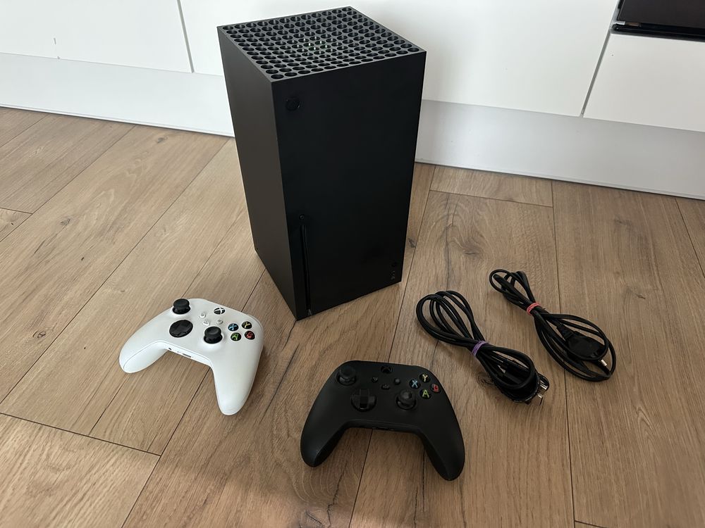Xbox Series X 1TB + 2 pady
