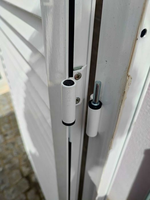 Porta com moldura, metálica branca, lacada para exterior quase nova