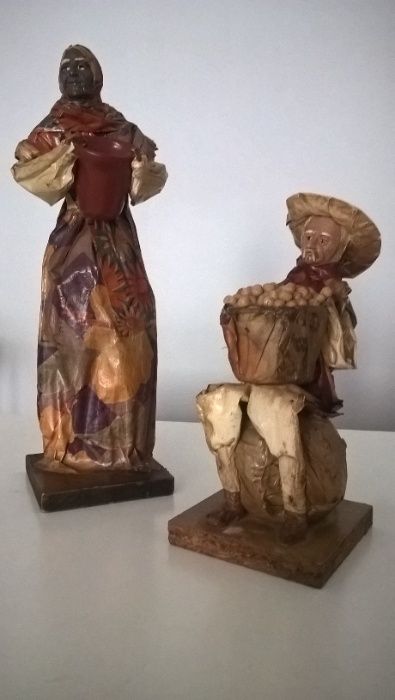 Duas figuras em papier maché.Trabalho artesanal.