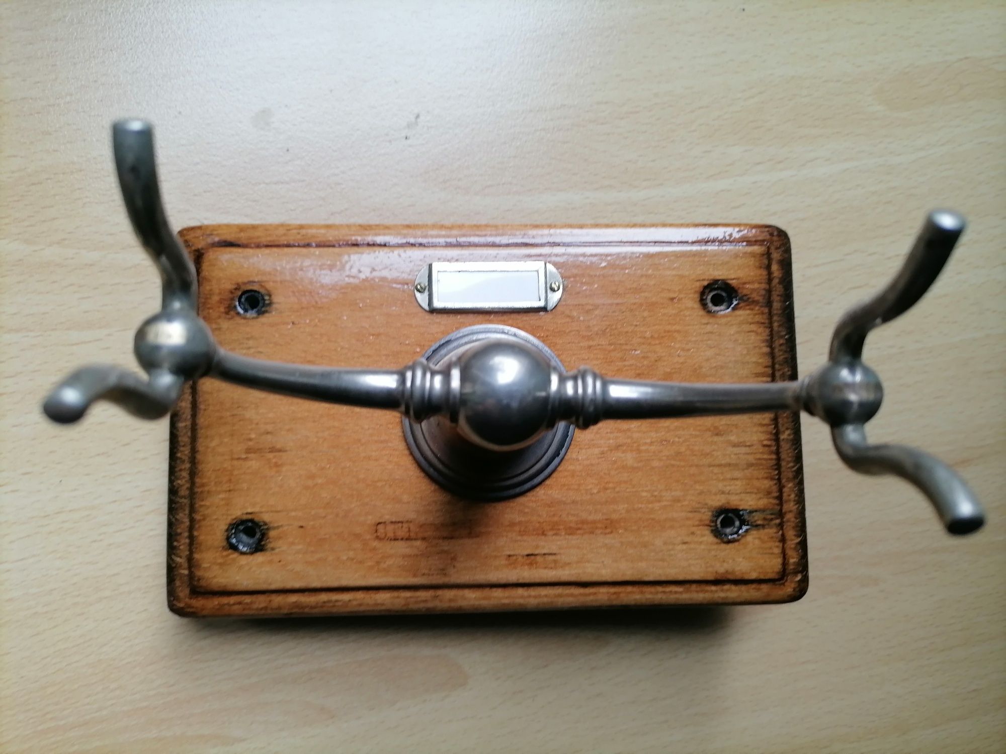 Stary telefon na korbke z lat 20 tych