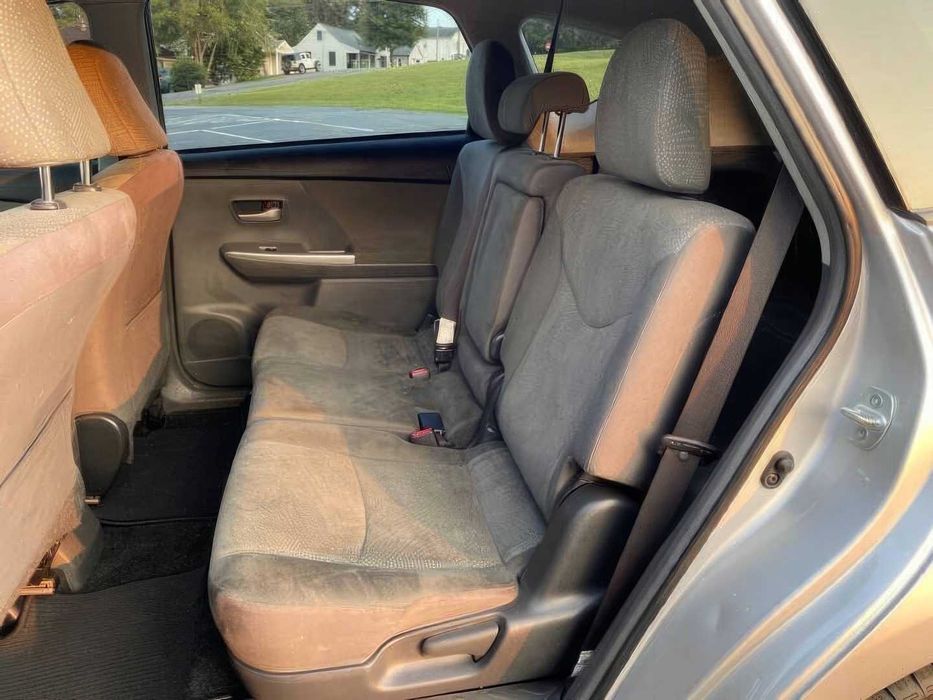 Toyota Prius v Five      2014