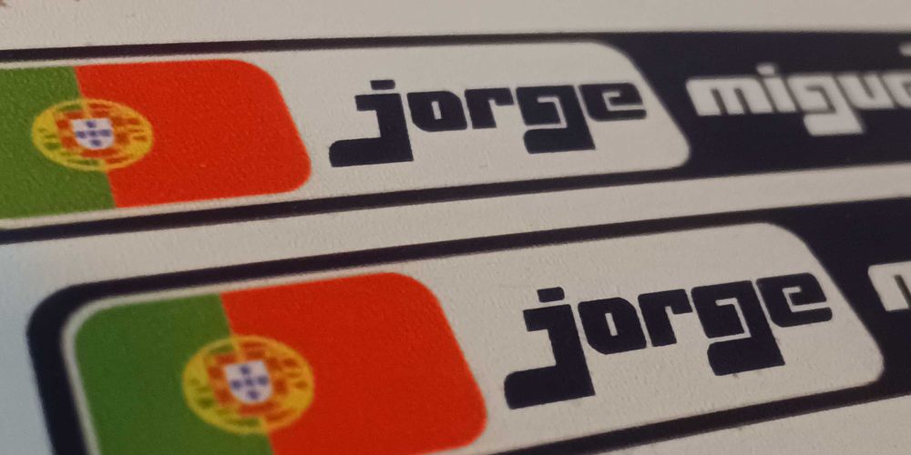 Autocolantes etiqueta do nome piloto com bandeira e grupo de sangue