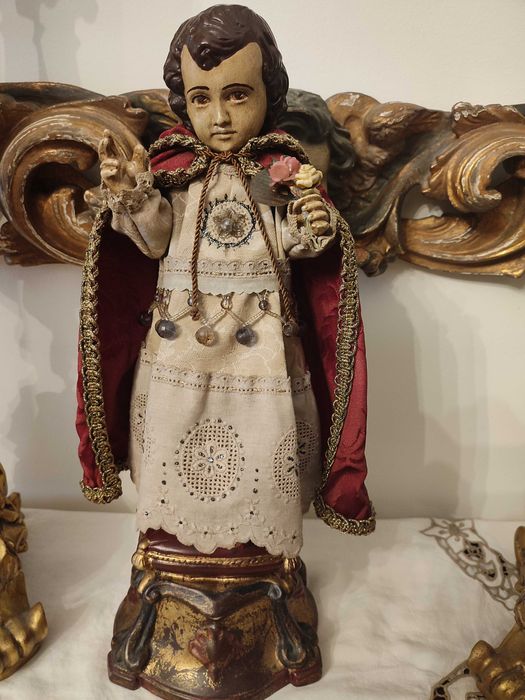 emblemas militares com linha dourada e arte sacra