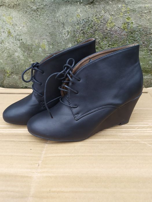 Жіночі черевики на танкетці уцінка