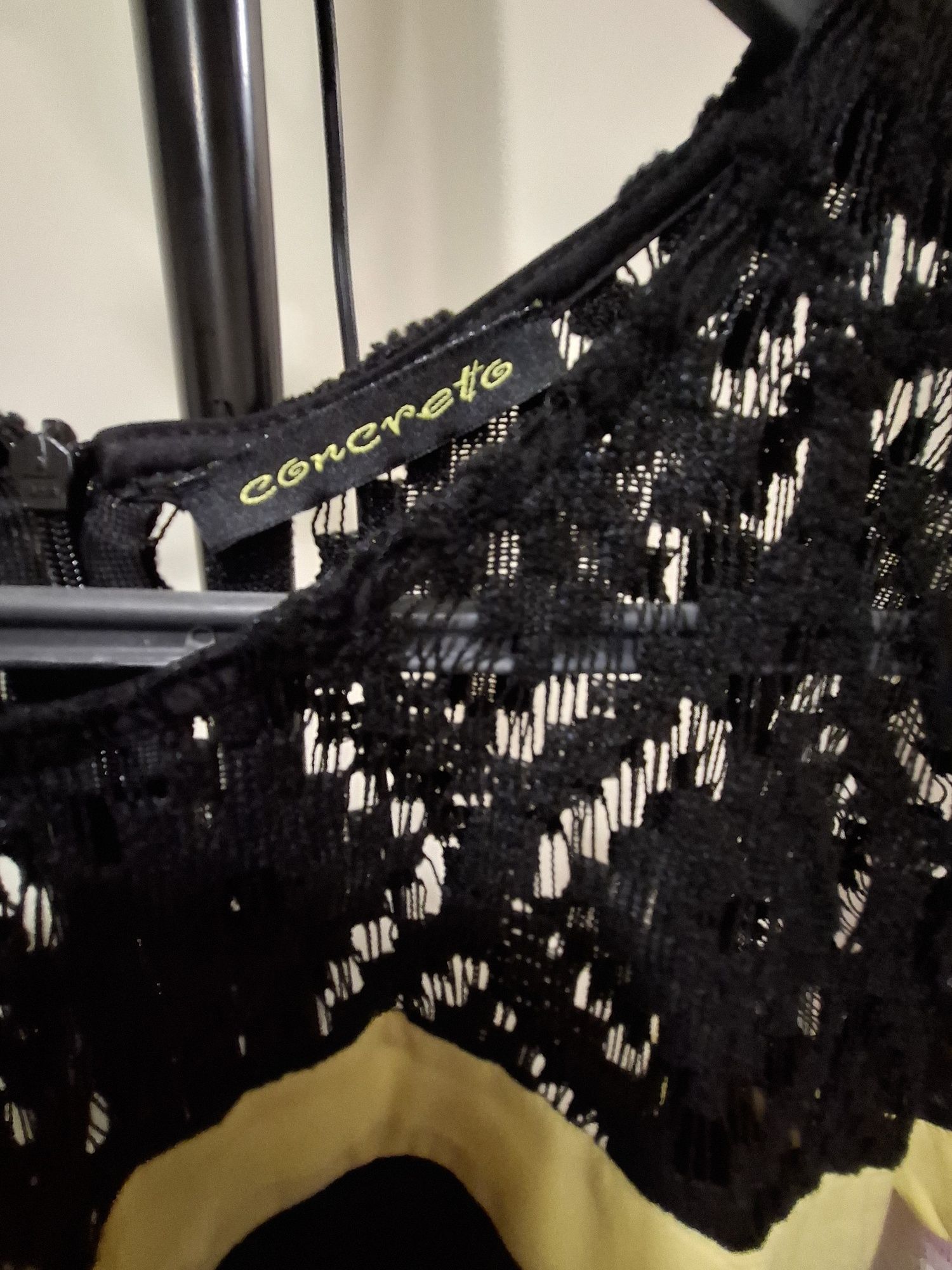 Vestido preto com renda no peito