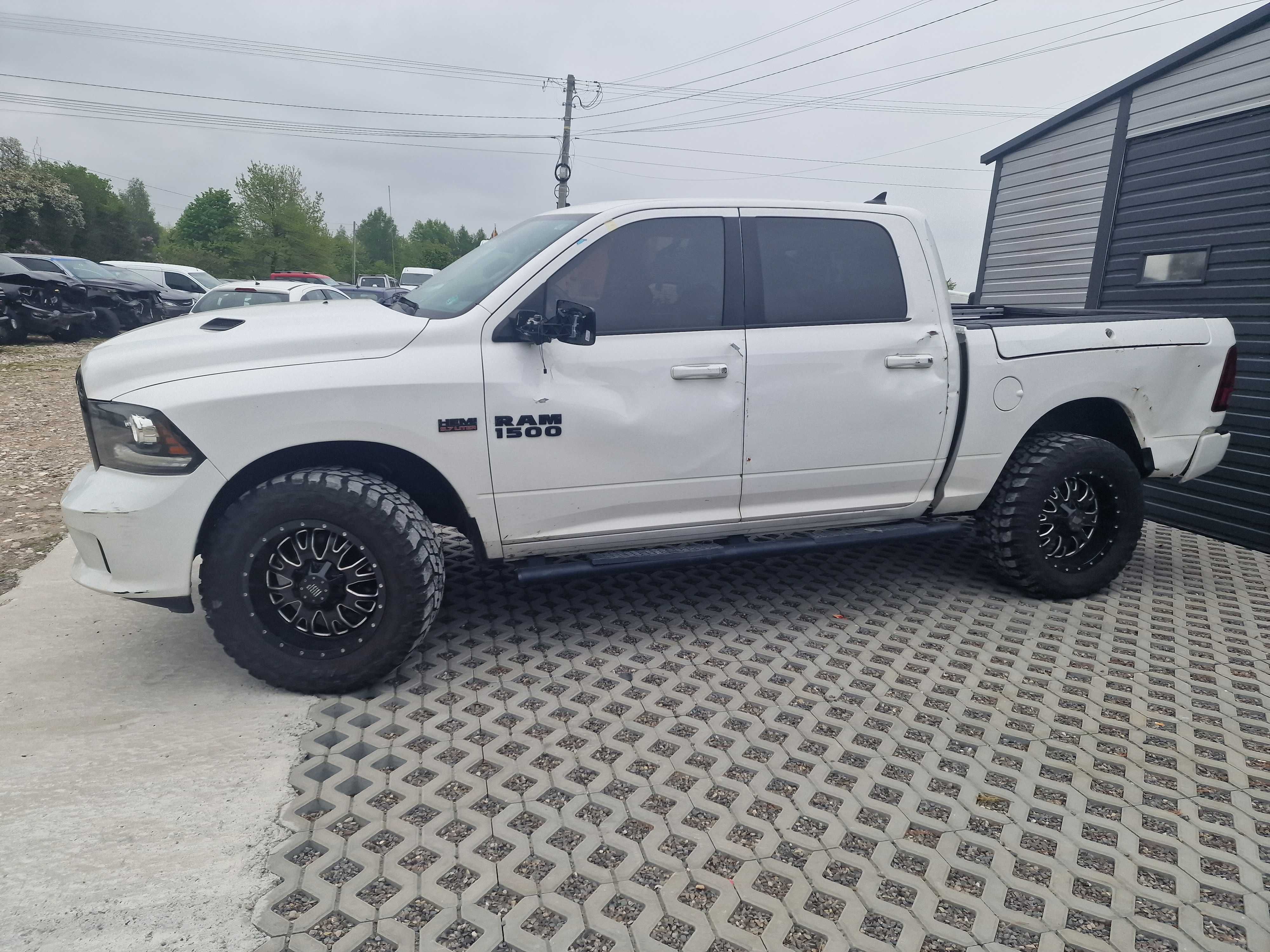 Ram 1500 sport  black night edition 2017 5.7 hemi  lift 4x4