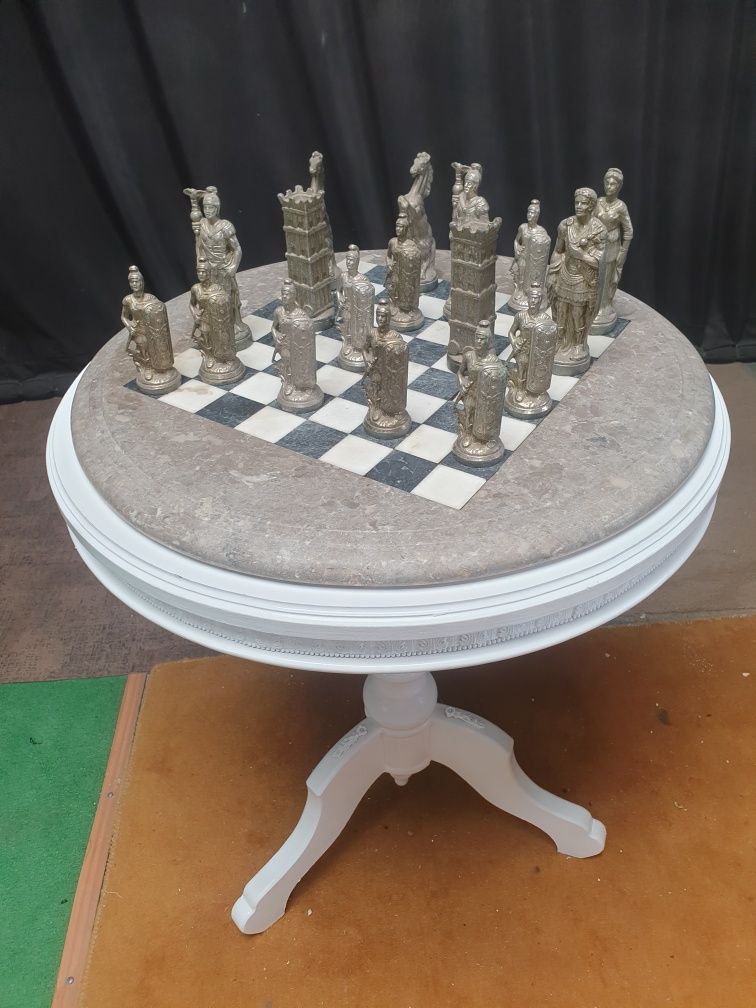Mesa de xadrez com peças todas em bronze