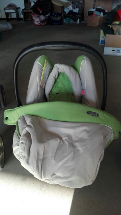 Carro de bebé, composto por cadeira, ovo, capa chuva, Bebecar