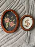Dwa kwiatowe hafty vintage w drewnianych ramkach