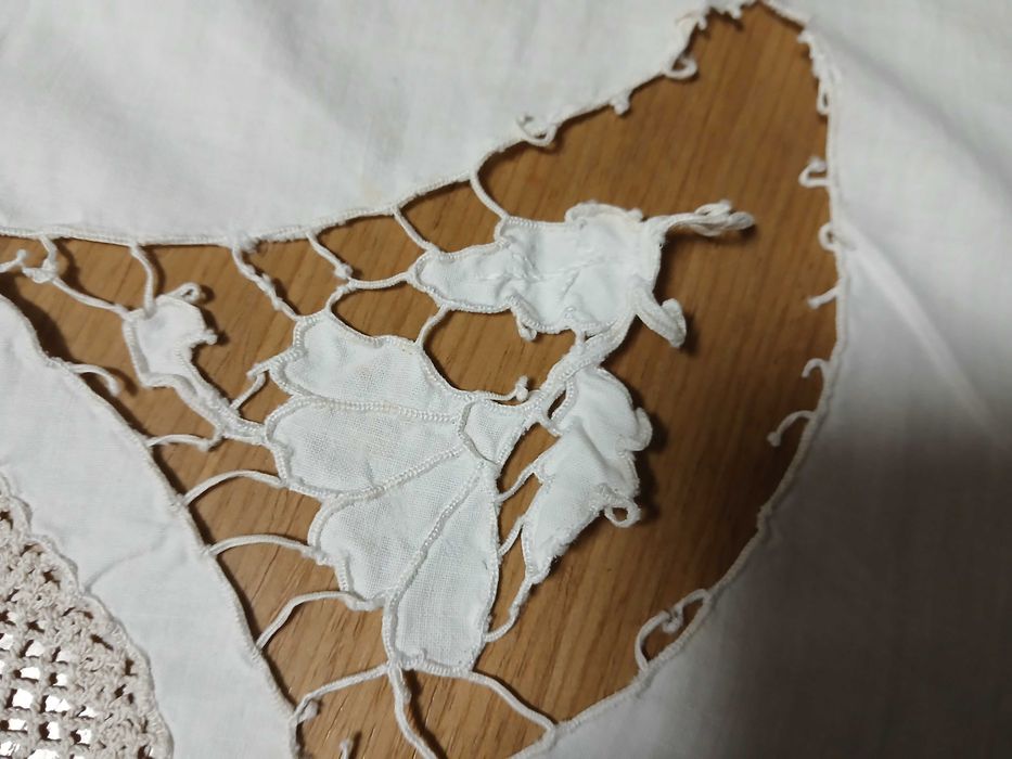 Lençol 2,44 x 2m com renda e bordado(os bordados tem partes rasgadas)