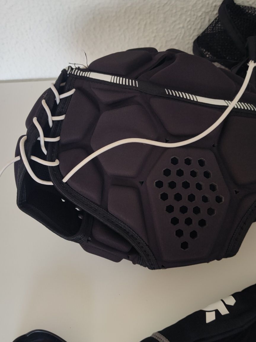 Ombreiras, capacete e proteçãode rugby ,kipsta novos, M