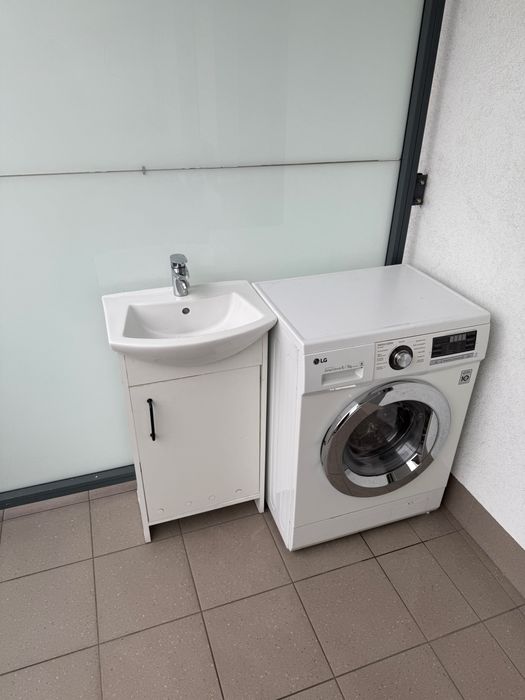 Szafka z umywalką i bateria