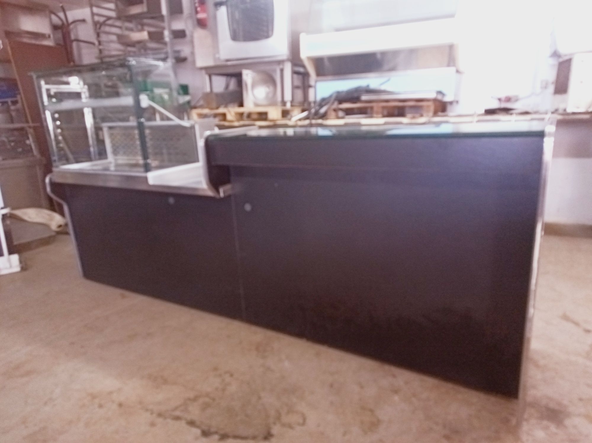 Balcão refrigerado com vitrine e covetes