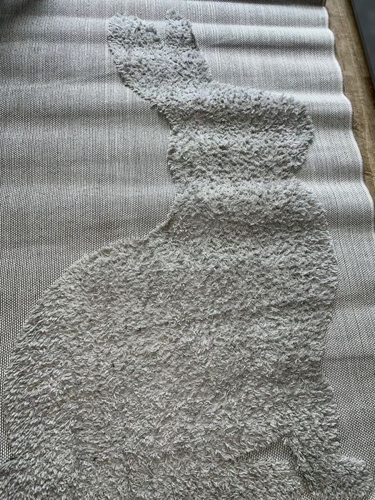 Szary dywan z królikiem/ zającem do pokoju dziecka