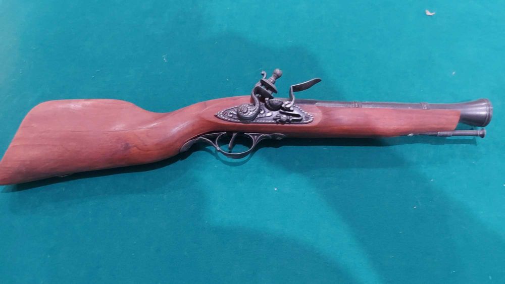 Coleção de pistolas antigas decorativas + armas medievais + expositor