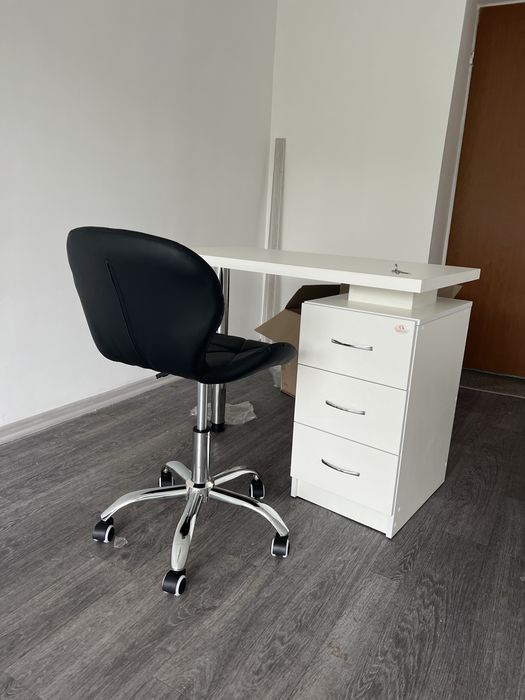 Манікюрний стіл білий з шухлядами