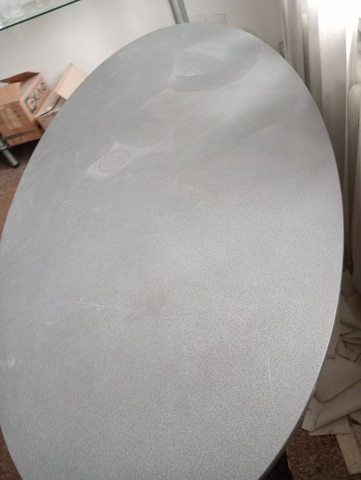 Стіл великий овальної форми