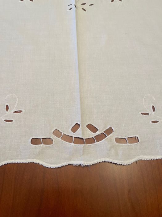 Toalha de mesa quadrada branca em meio linho 2