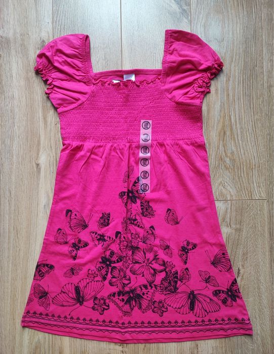 Różowa sukienka dziewczęca.
