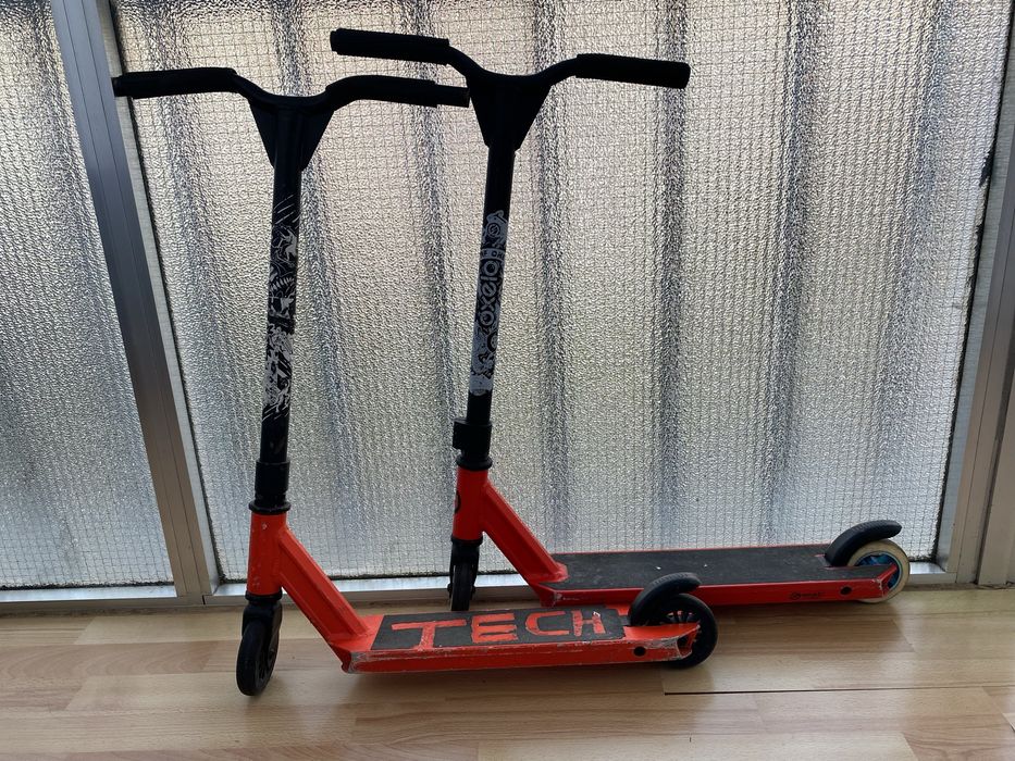 2 Trotinetes vermelhas e pretas