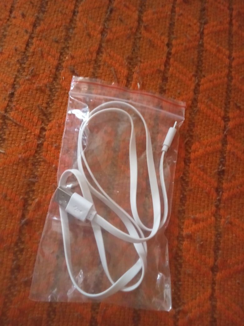 Kabel USB biały.
