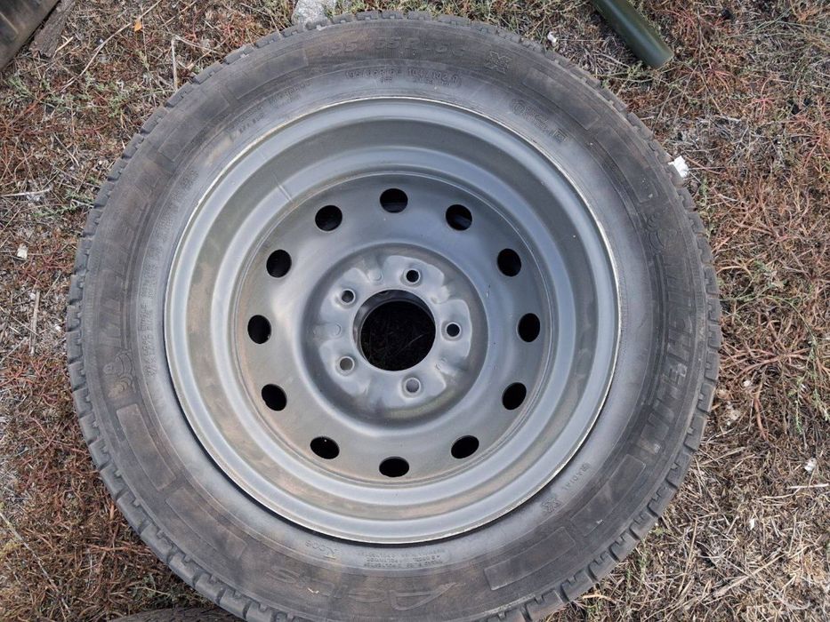 Распродаж: двері буса, шини R16C, диски, лебідка