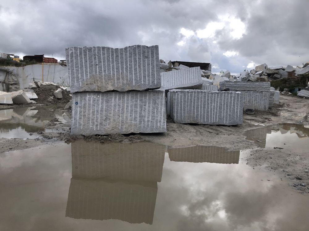 Blocos e semi blocos de granito cinza pinhel