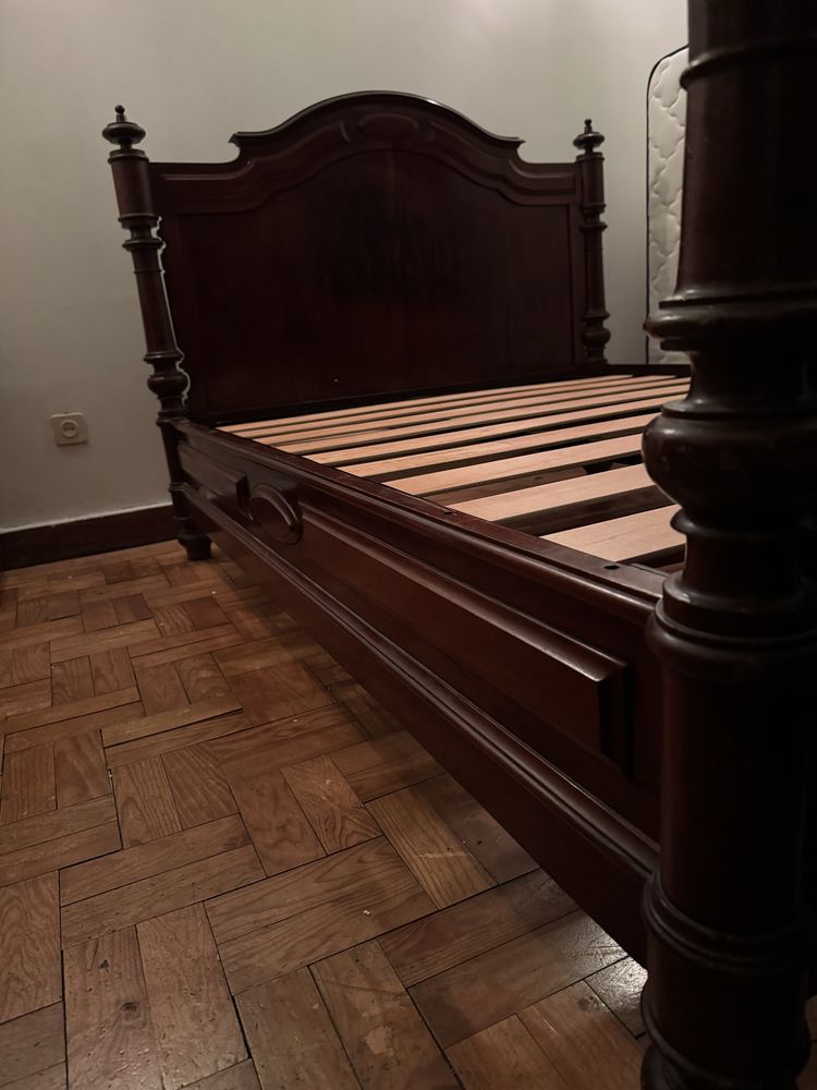 Cama casal + mesa cabeceira