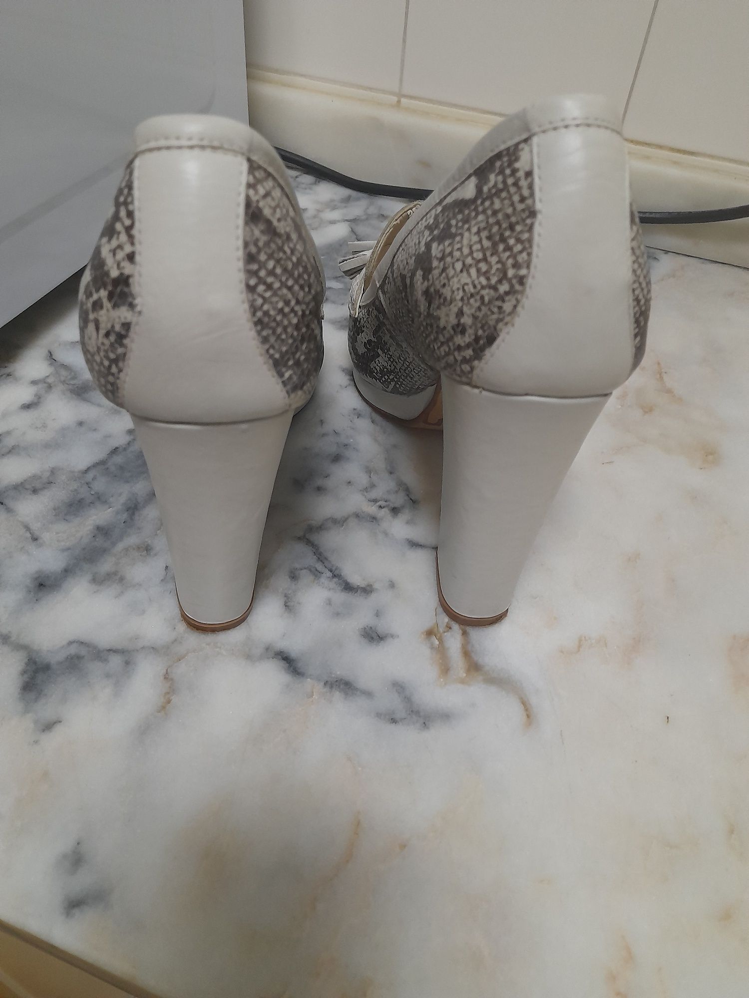 Sapatos pretos e brancos em pele de cobra compensados, tam 40