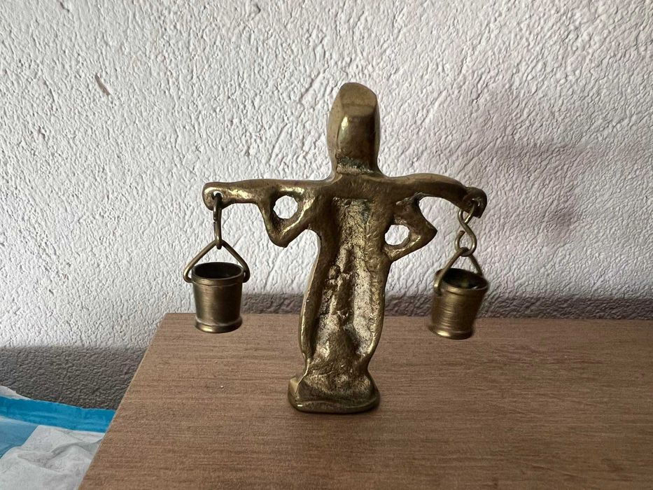 Mosiężna figurka chłopiec z wiadrami
