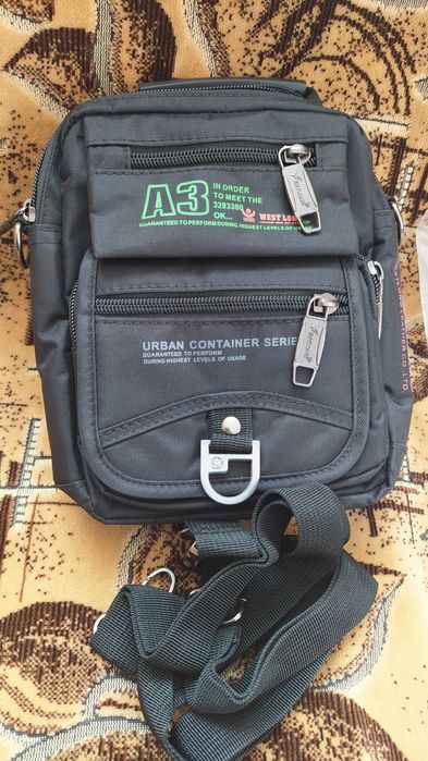 Сумка-барсетка через плече.