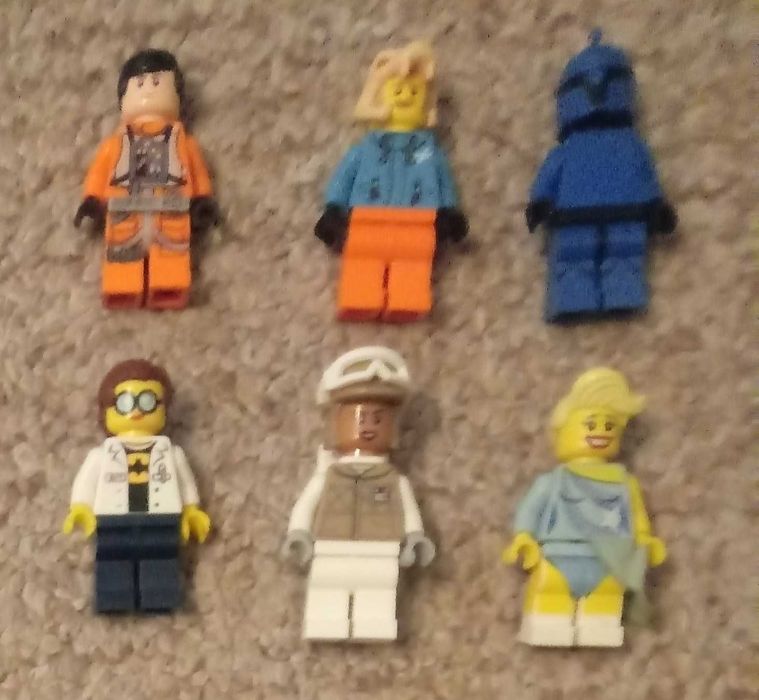 10 figurek lego.