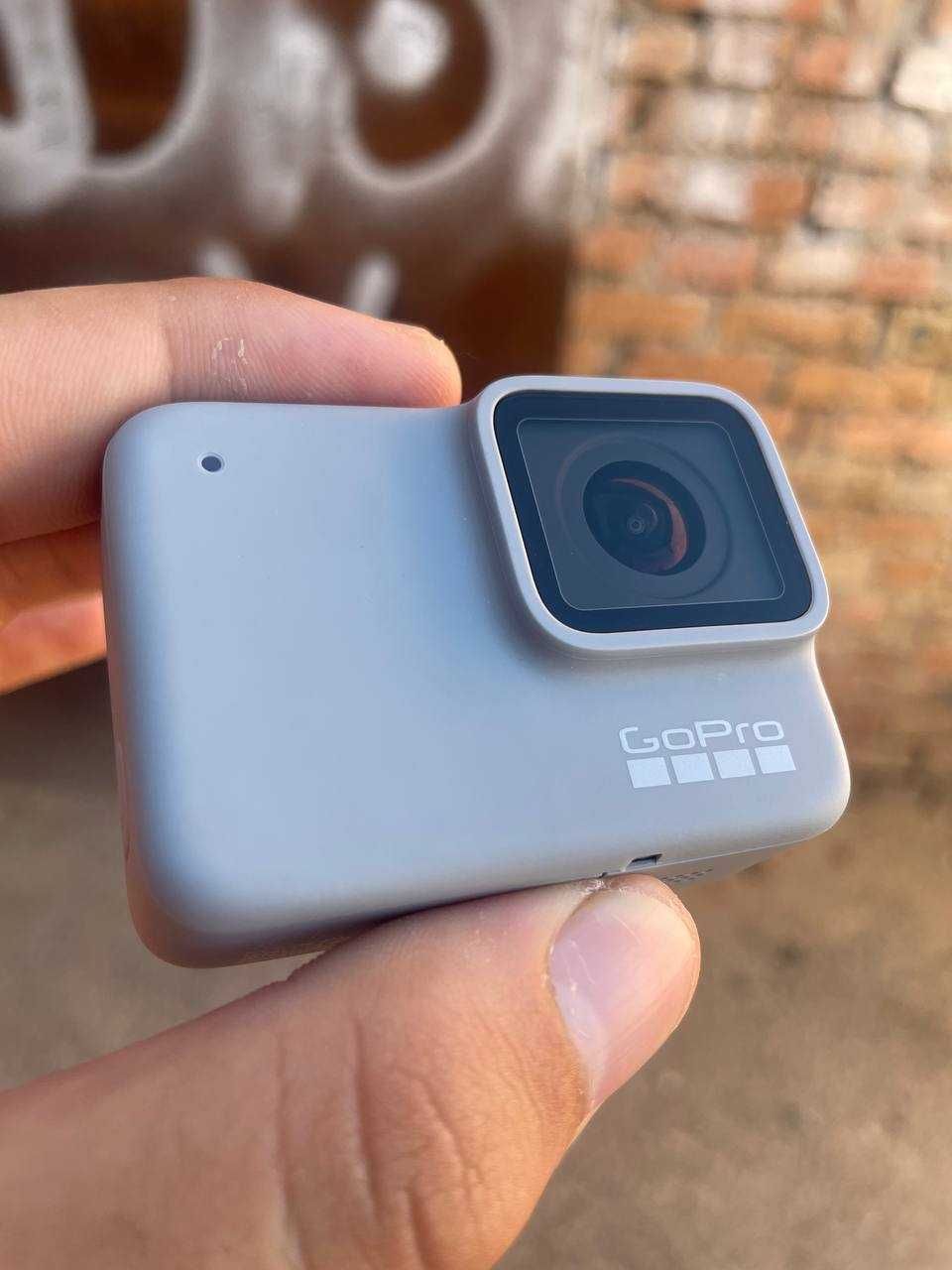 Екшн камера GoPro HERO7 з комплектом