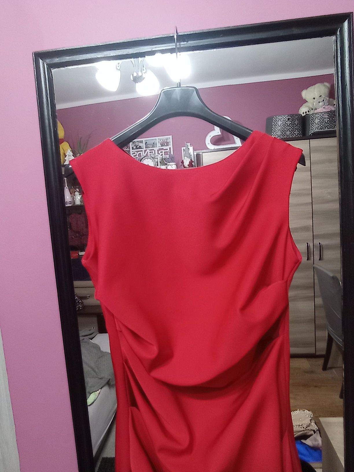 Czerwona sukienka z marszczeniami Mona